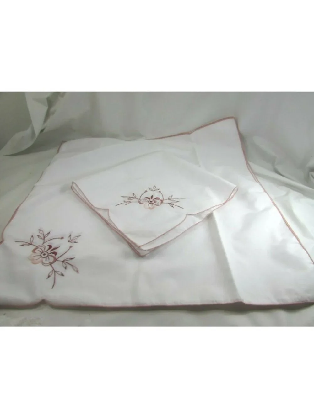 4 Vintage Embroidered Cotton Blend Napkins Pink White 52151